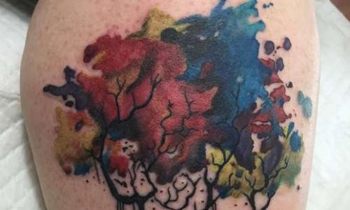 Akvarel tetovaža je najnovija slikarska tehnika u umjetnosti tetoviranja. Tetovaža ptica u stilu akvarela